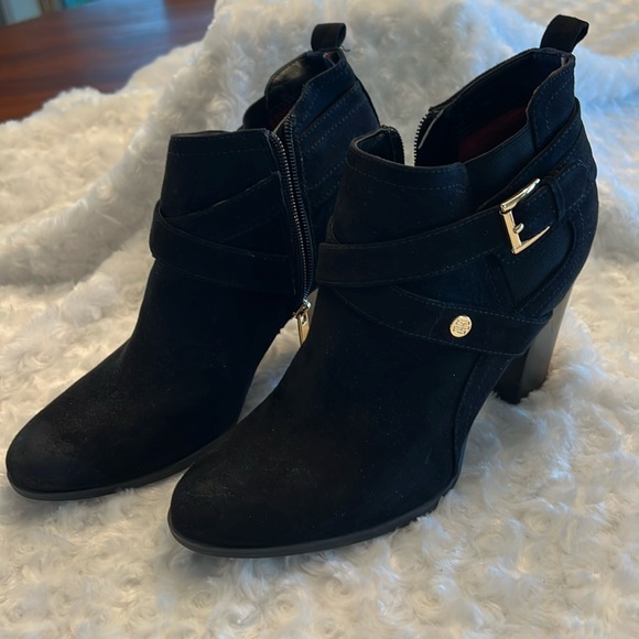 NWOT black Tommy Hilfiger black suede booties sz 7.5 - Picture 1 of 5
